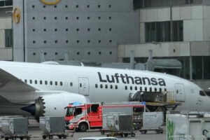 Nose Gear on Boeing 787-9 Dreamliner Collapses, Injuring Several Workers