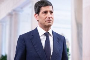 Warsh Faces Tenuous Balancing Act in First Fed Meeting as Chairman