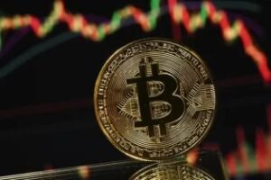 Bitcoin dips below $61,000, triggering $172M in long liquidations