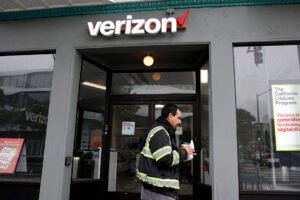 Verizon launches simpler plans and new loyalty program, drops some fees